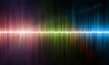 Siyah arkaplandaki renkli ses dalgaları, yeşil mavi ve kırmızı renkli titreşimler. Parlak ses dalgaları.