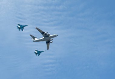 Mavi gökyüzünün arka planında uçan uçaklar, uçaklar geçidi