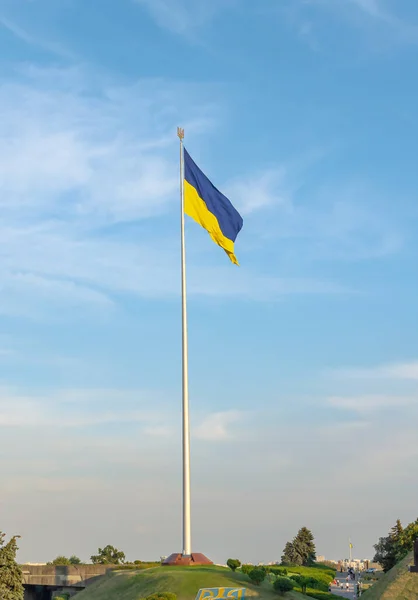 Drapeau Ukraine Est Grand Symbole National Flottant Dans Ciel Bleu — Photo