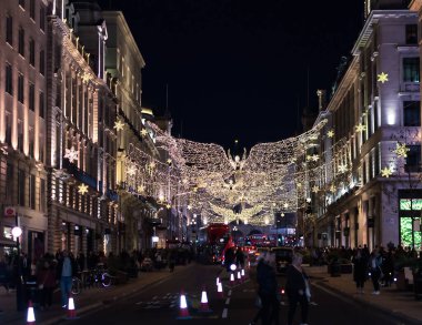 Noel Işıkları, Müşteriler ve Gece Trafiği, Regent Caddesi, Londra, İngiltere.