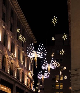 Londra 'da bir kış akşamı melek şeklinde parlak Noel ışıkları..