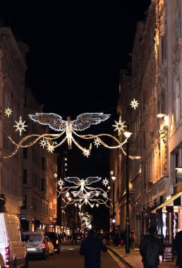 Londra 'nın akşam sokakları Noel tatilleri boyunca parlak çelenklerle süslenmiştir..