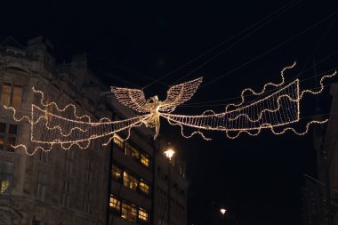 Waterloo Meydanı 'ndaki Noel ışıkları, Londra' nın batı ucunda Westminster 'da ana yol..