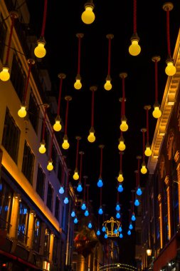 Londra 'daki sarı ve mavi Noel ışıkları ampul şeklinde..