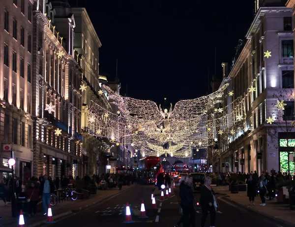 Noel Işıkları, Müşteriler ve Gece Trafiği, Regent Caddesi, Londra, İngiltere.