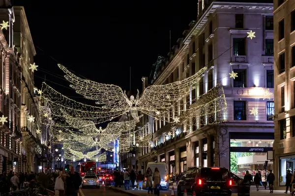 Londra, İngiltere 'nin batı ucundaki Noel ışıkları. Yeni yıl ışıkları Londra 'daki akşam dualarında parlıyor.