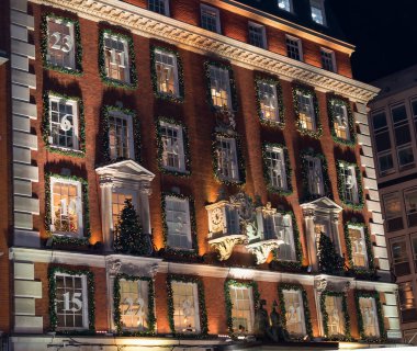 Rakamlarla dolu bir evde ve Londra sokaklarında Noel süsleri.