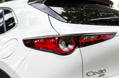 Kyiv, Ukrayna 05 / 29 / 2024 - Mazda CX-30 AWD 'nin arka tarafının yakın plan görüntüsü, kırmızı stop lambalarının ve krom markaların şık tasarımını gösteriyor. Mazda CX-30, popüler kompakt SUV, zarif görünüşü ve gelişmiş özellikleri ile tanınır..