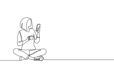 Bir kadın elinde bir fincan kahveyle yerde oturuyor ve akıllı telefon kullanıyor. Blogcu, sosyal ağlar, uygulamalar. Vektör illüstrasyonu sürekli çizgi, çizgi sanatı, özet