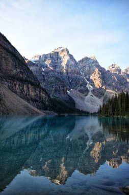 Moraine gölü ve dağları olan güzel bir manzara.