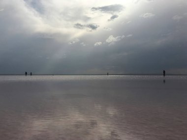 Salt Lake üzerinde büyüleyici bir günbatımı: Renklerin Parlak Senfonisi