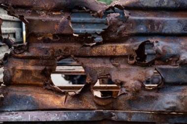 Yok edilen askeri araca yaklaşın.