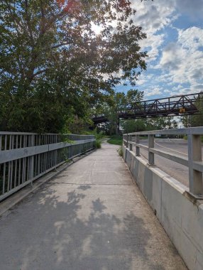 Parktaki nehrin üzerindeki köprü.