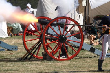 Top ateşleniyor. Namludan ateş çıkıyor.