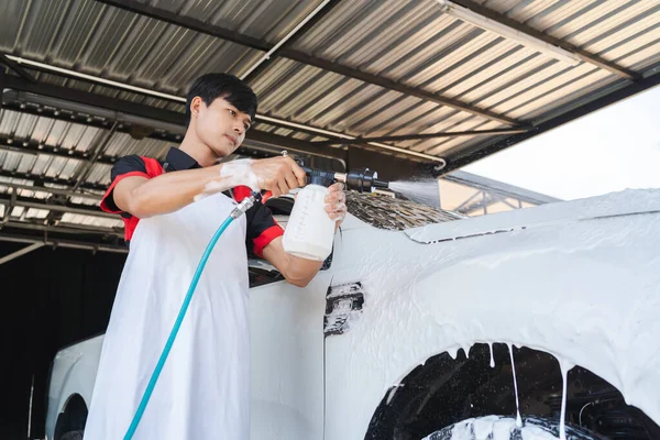 Asiatisk Mannlig Arbeider Bruker Skumbøtte Til Spraye Bil – stockfoto