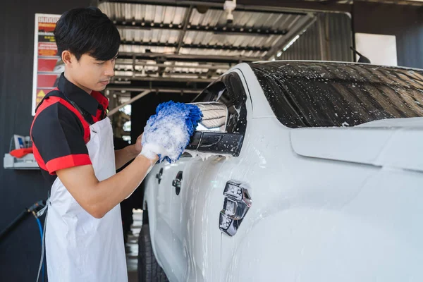 Asiatisk Mannlig Ansatt Vasker Bil Ved Gni Sølvduk Hvit Bil – stockfoto