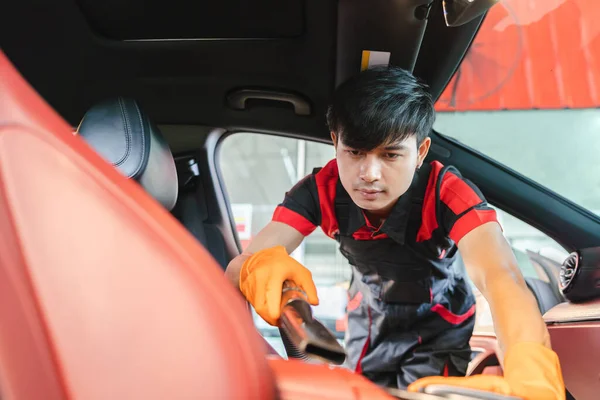 Asiatisk Mannlig Arbeider Med Hansker Bruker Støvsuger Inne Bilen – stockfoto