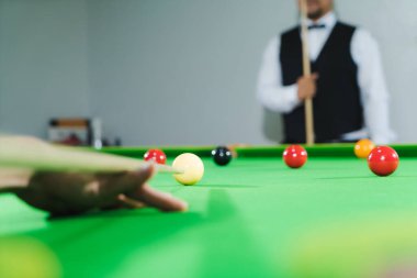 Önünde bir rakip olan bir bilardo oyuncusunun bulanık kamera açısı..