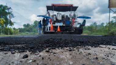 Asfalt kamyonu geçtikten sonra asfalt yığını