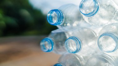 Birkaç plastik su şişesinin ağızlarını kapatın. Çöp geri dönüşümü konsepti. Seçici odak.