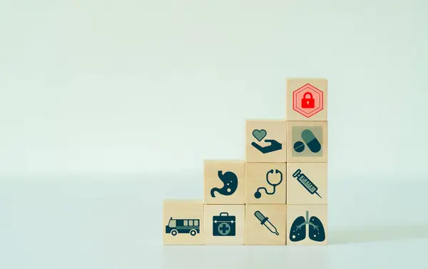 Wooden Cubes Arranged Upward Direction Medical Management Concept Maintaining Health — Foto Stock