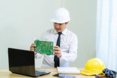 Elektronik mimar çevrimiçi yeni projeler sunuyor.