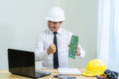Elektronik mimar çevrimiçi yeni projeler sunuyor.