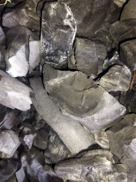 Şöminedeki odun yığınının yakın çekim görüntüsü.