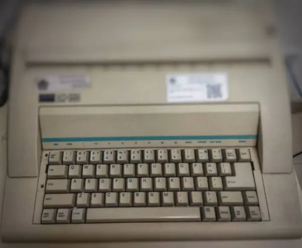 Ahşap masada klasik daktilo