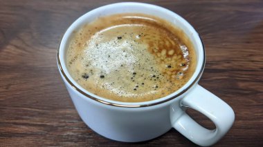 Beyaz fincanda sıcak sade kahve. yüksek kaliteli fotoğraf