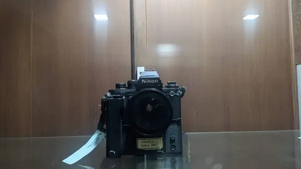 Kamera masanın üzerinde.