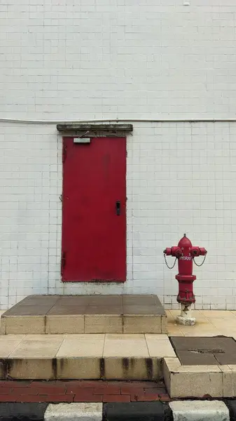 Sokakta yangın musluğu var.