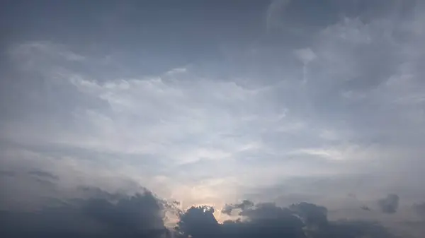 Bulutlu mavi gökyüzü