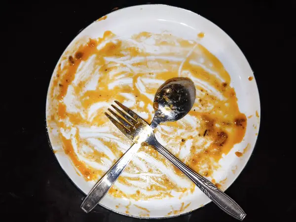 Yemeklerden sonra Utensillerle Kirli Tabak