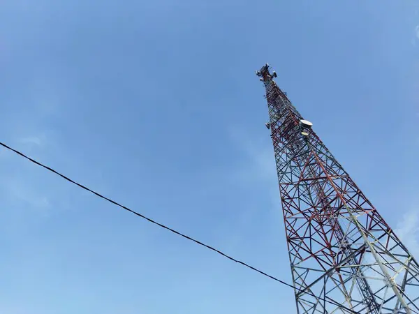 Selüloz iletişim kulesi mavi gökyüzüne karşı