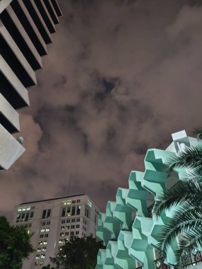 Gece Şehir Binaları ve Bulutlu Gökyüzü