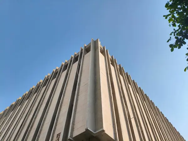 Şehrin modern binası