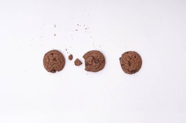 Beyaz arkaplanda çikolata parçalı kurabiyeler