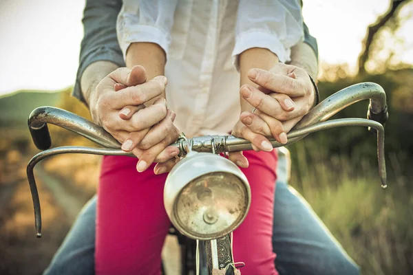 Casal Mãos Dadas Uma Bicicleta Pôr Sol — Fotografia de Stock