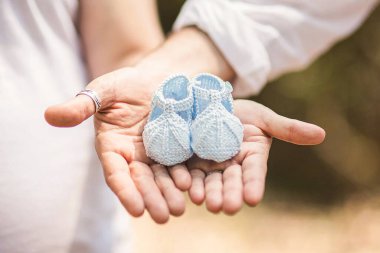 Bebek eli ve ayakkabısı bekleyen çift.