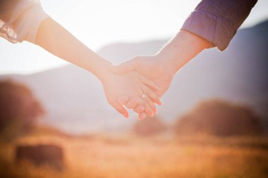 Aşık Çift Elele tutuşuyor