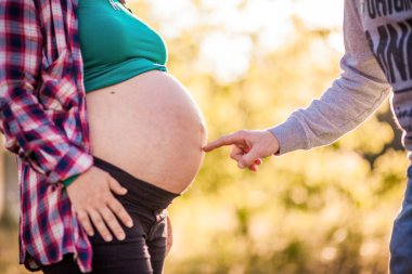 Çift karnıyla bebek bekliyor.