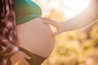 Çiftler bebeğin karnıyla oynamasını bekliyor.