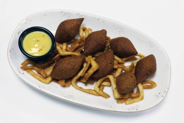 Kuzu kibbeh ya da kebbeh, mezze tabağında popüler orta doğu Arap atıştırmalığı.