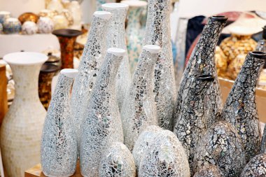 Modern tasarlanmış Arap orta doğu renkli çömlek sergisi Türk dükkanında satılık