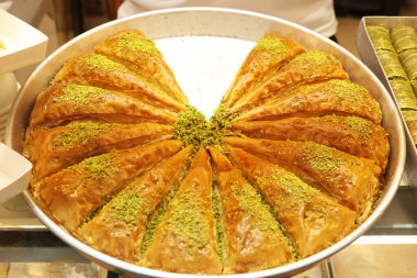 Otantik Türk arap tatlı baklava ya da kunafa cam bir vitrinde satılabilir.