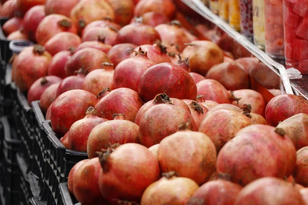 Färska Granatäpplen Frukt Visas Juicebutik För Att Göra Hälsosamma Drycker — Stockfoto