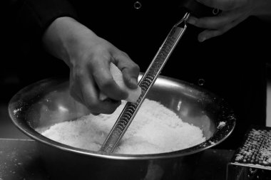 Şef ızgara parmesan peyniri ve iyi rendelenmiş mutfak.