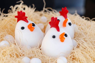 Badem ezmesi sanat tavuklu tatlı, paskalya spesiyali.