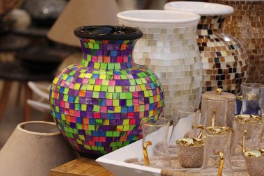 Türkçe Arap tarzı süslü tencereler bir dükkanda satılıyor, ev dekorasyonu.